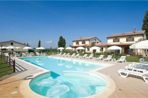 Le Rondini apt with shared pool family friendly